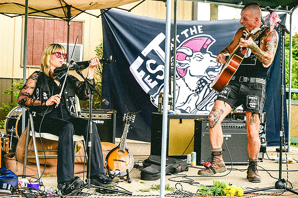 CloversCurfew-FESTatTheFarm-2026_12