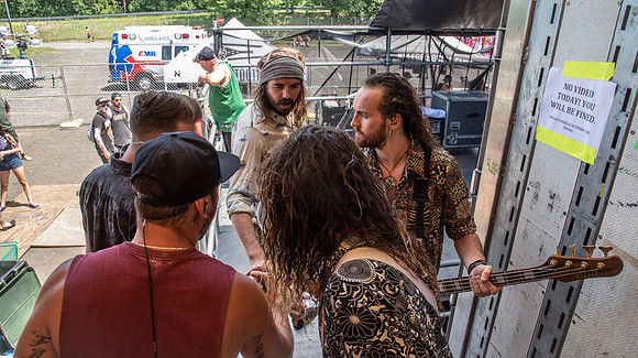 HandsLikeHouses.WarpedTour.2016.EastCoastKaliMon.2019_1